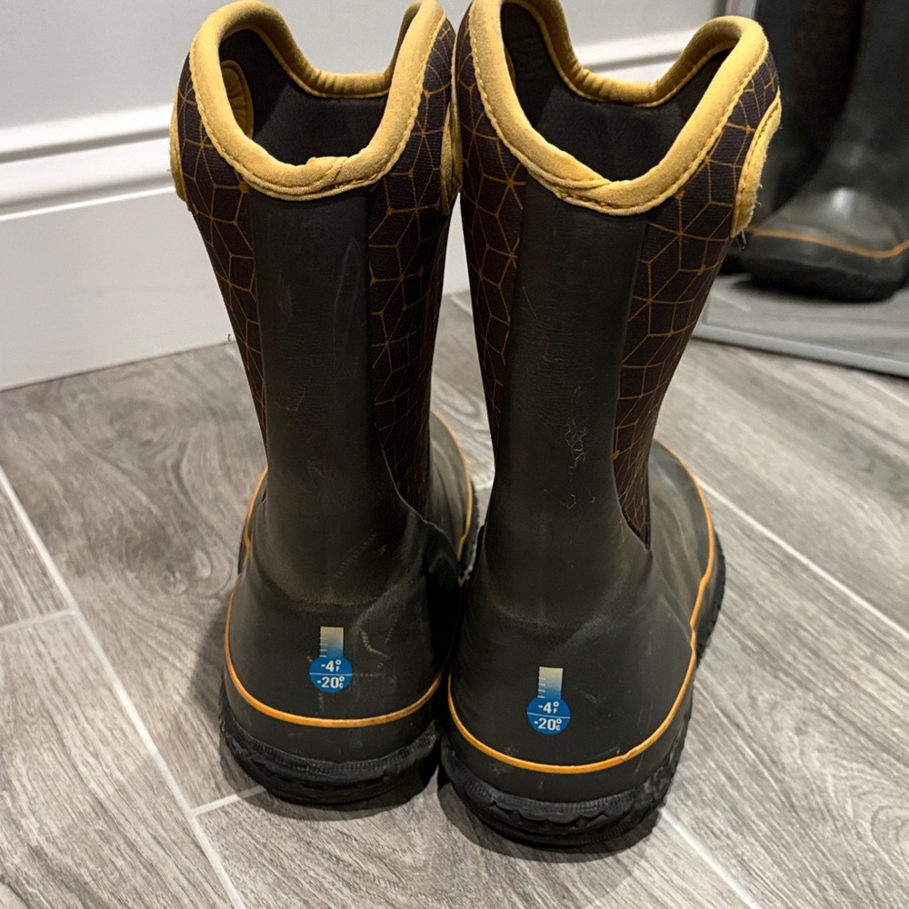 Bogs Kids youth waterproof Boots in Brown and Yellow size 4 - Picture 2 of 4